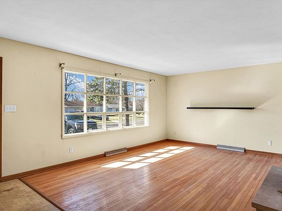 3rd image of 220 Ivanhoe Way