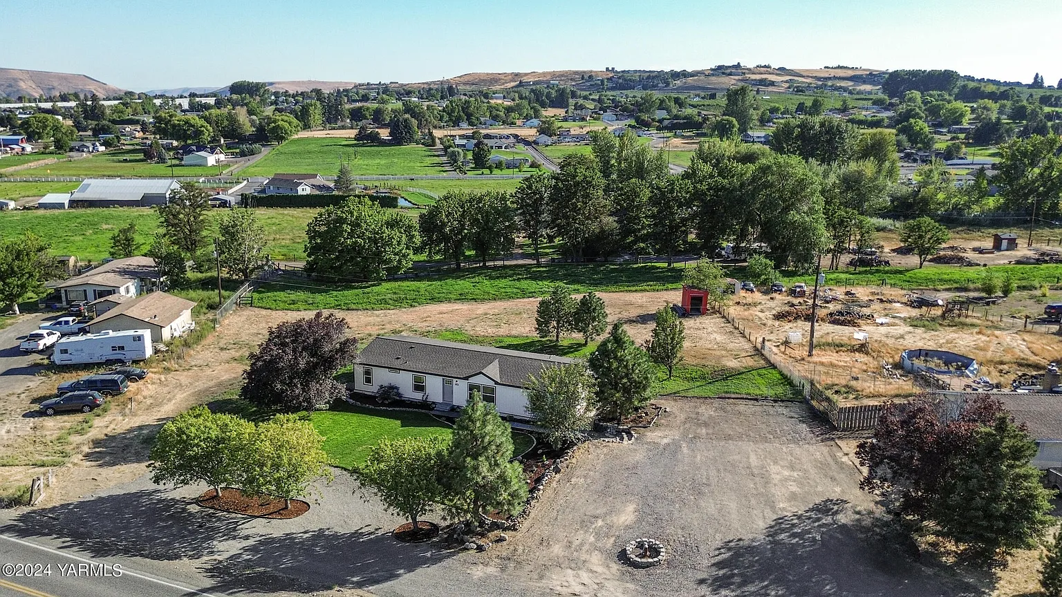 3202 Selah Loop Rd photo 1