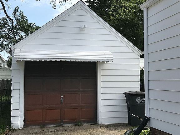 1&1/2 car garage 