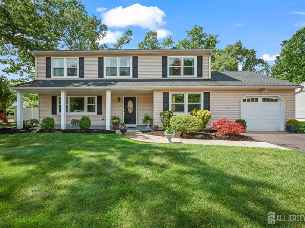 12 McFadden Dr, Monroe Township, NJ 08831