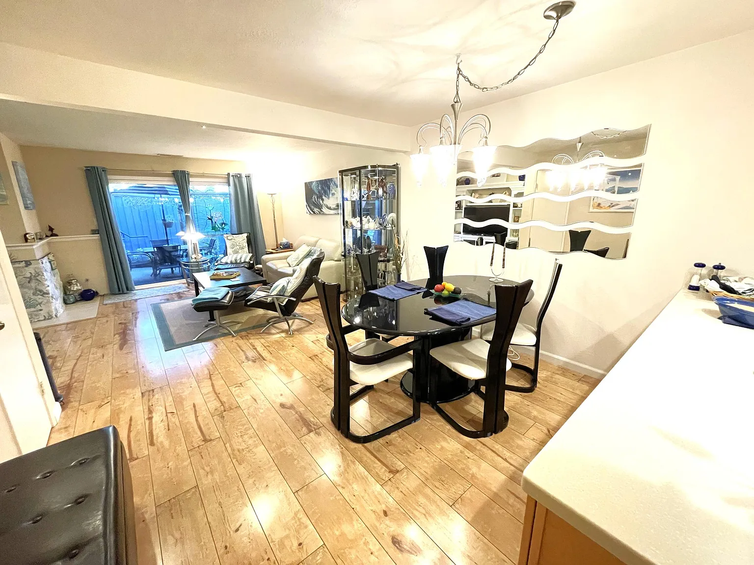 2 bed, 2.5 bath, 1168 sqft, $3,600 — Photo 2