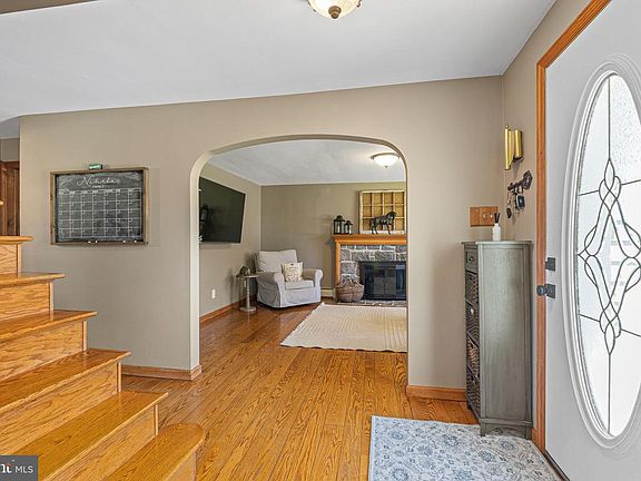 3rd image of 1074 N Easton Rd