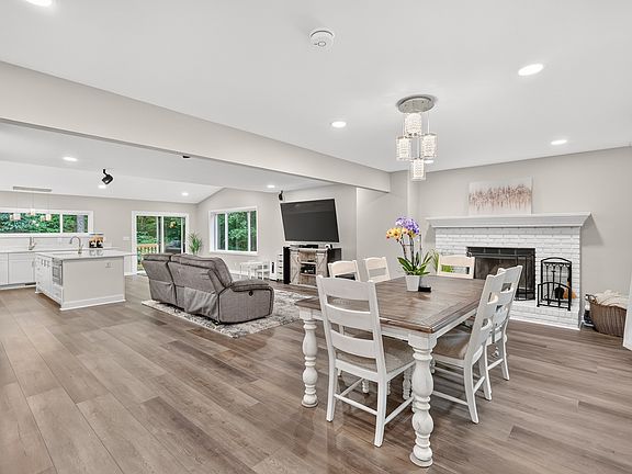 4th image of 1011 Valley Ln