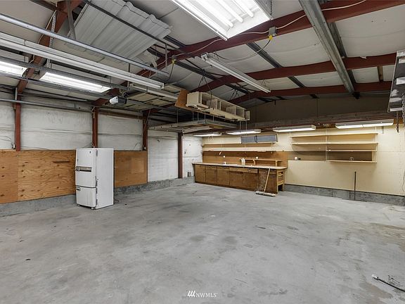 5th image of 422 E 2nd Ave