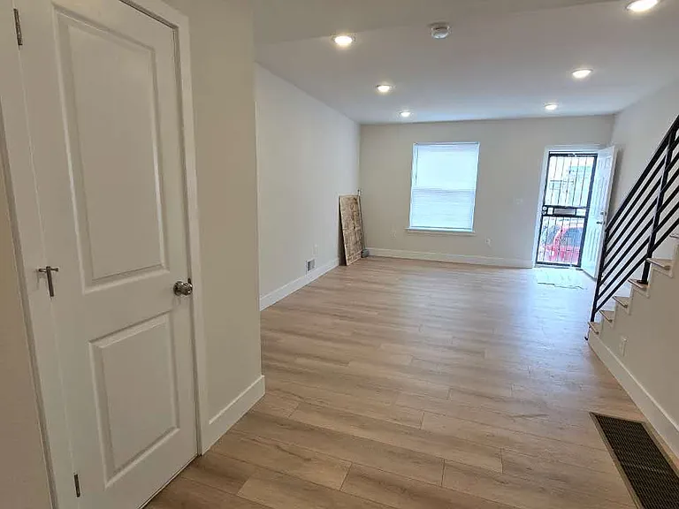 2544 S Sheridan St — Photo 6