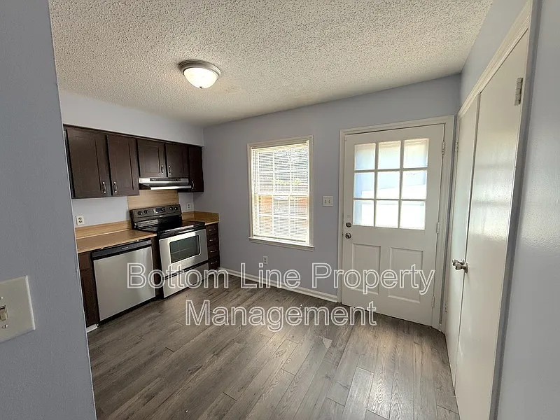 2 bed, 1.5 bath, 928 sqft, $1,495 — Photo 2