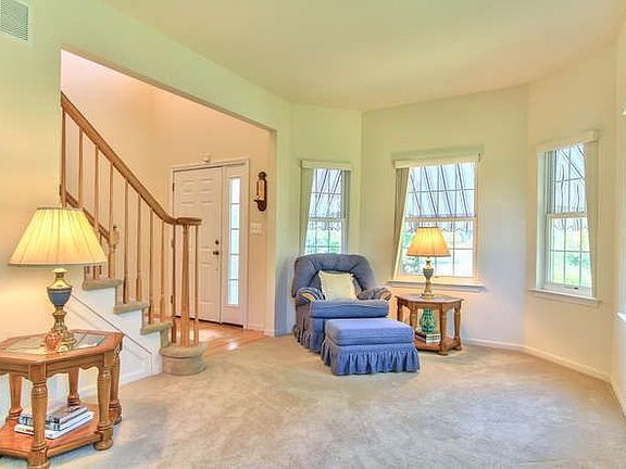 3rd image of 53 Willow St