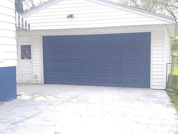 2-1/2 CAR GARAGE - AUTOMATIC DOOR