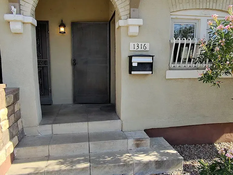 1316 E 8th St — Photo 35