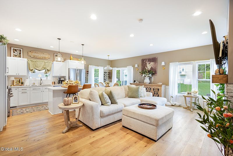 5th image of 123 Marjorie Lane UNIT 3