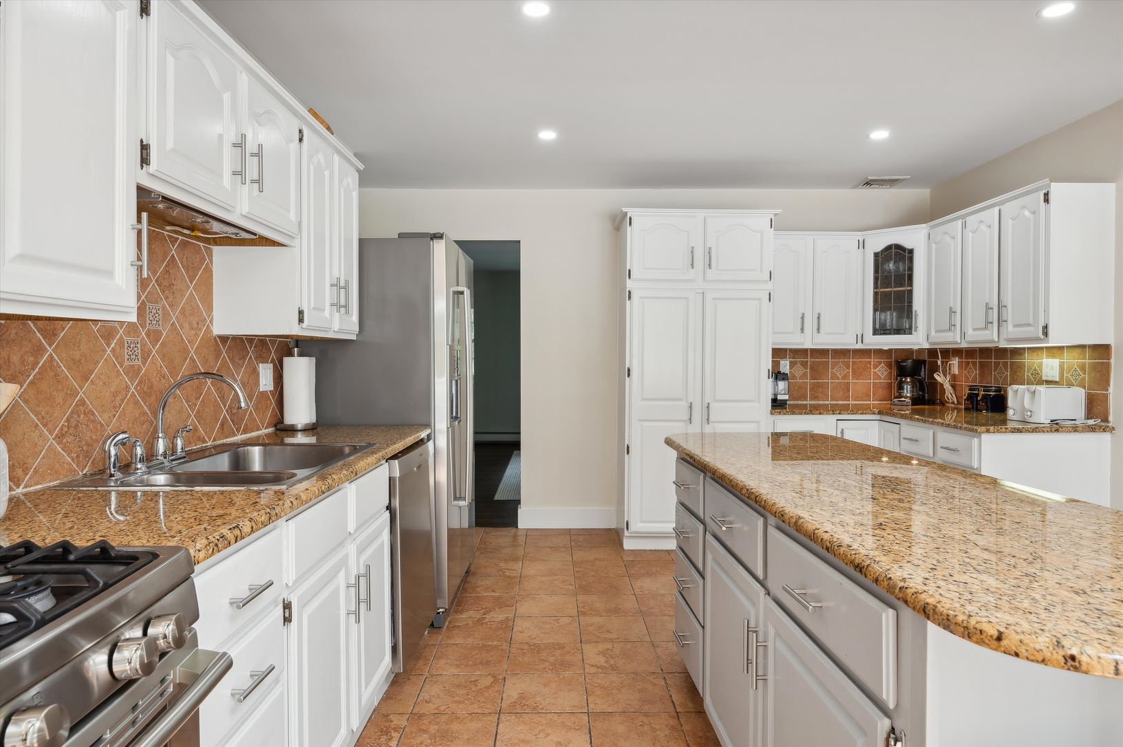  large Kitchen - Fully Stocked Kitchenware