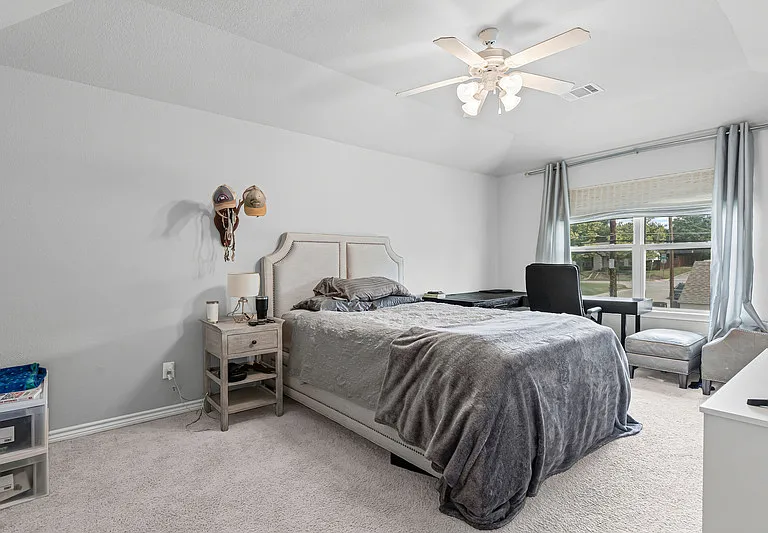 2409 W Robert St — Photo 15