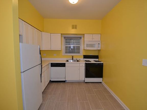 3rd image of 2763 N Kenmore Ave APT 1R
