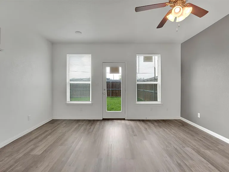 1608 Ash Crescent St — Photo 10