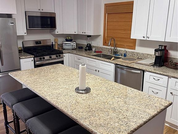 5th image of 1051 Ash Ln