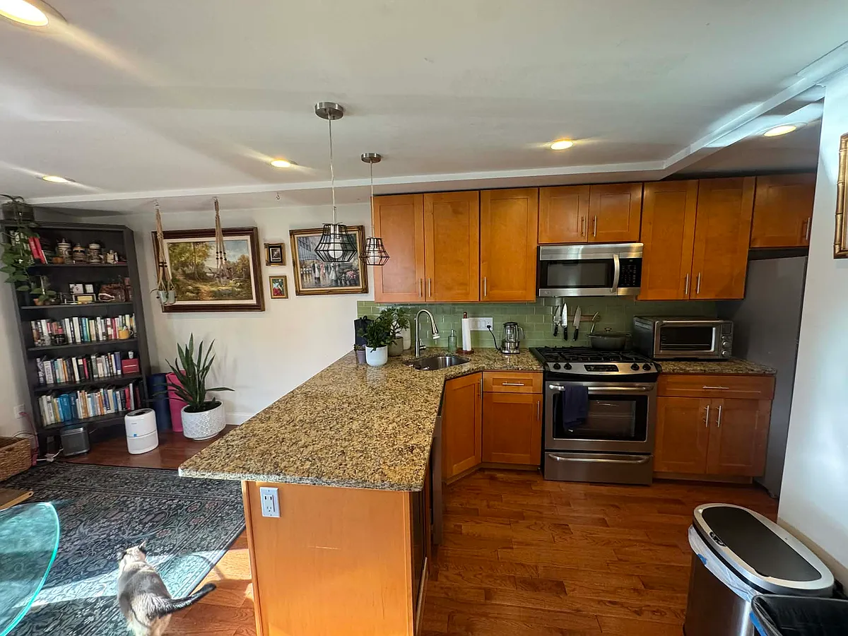 Building Photo - 108 Maverick St #2