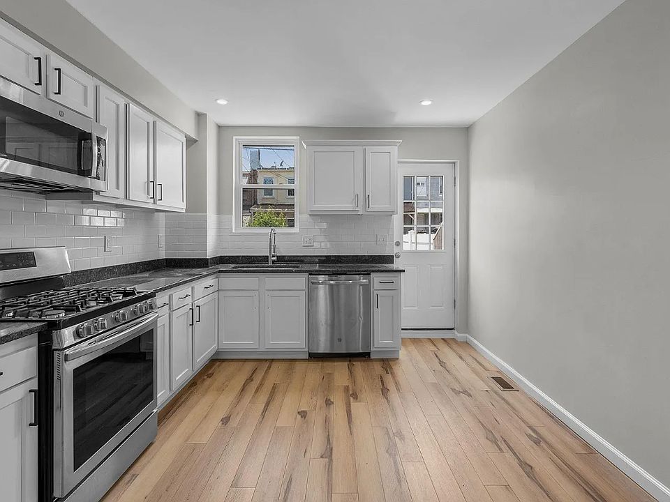 1st image of 121 N Patterson Park Ave