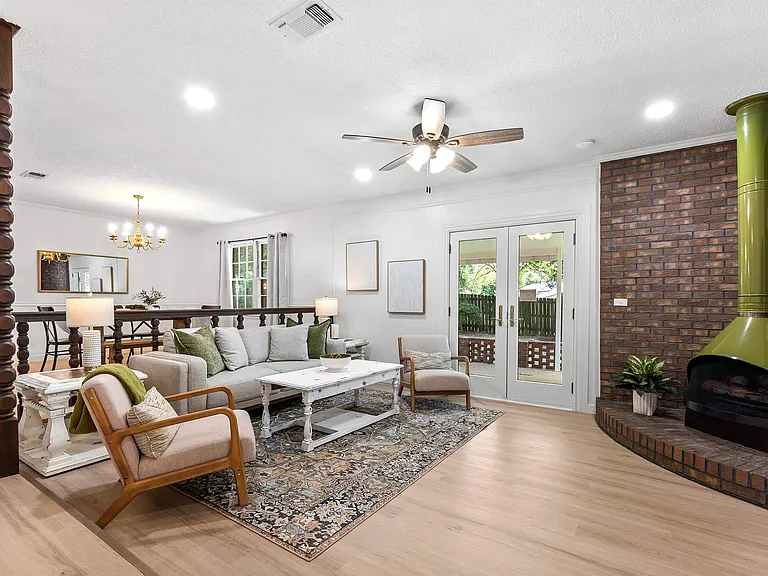1726 Greenwood Cir — Photo 9