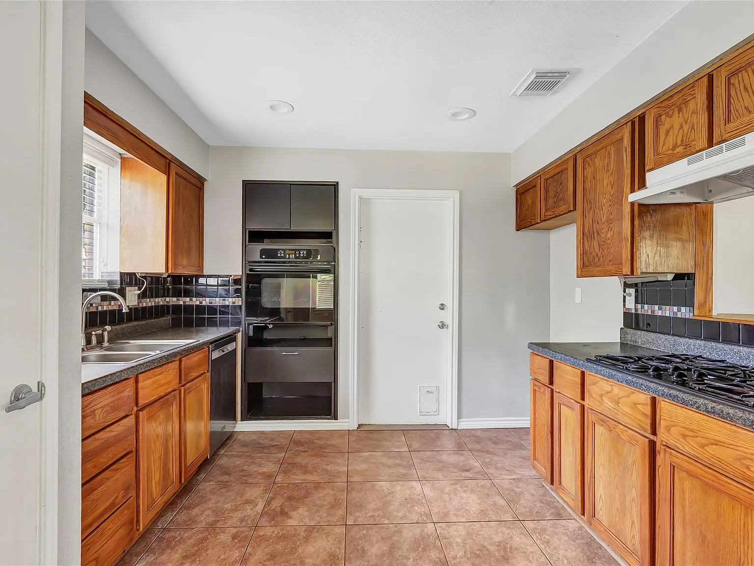 3 bed, 2.0 bath, 1487 sqft, $1,800 — Photo 2