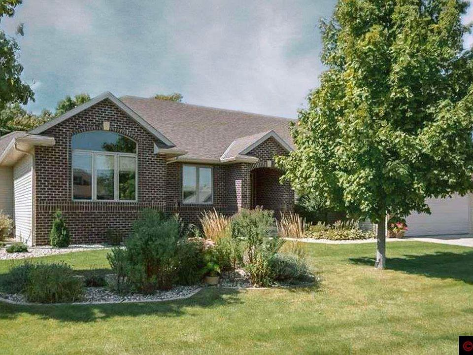 1st image of 136 Creekside Dr