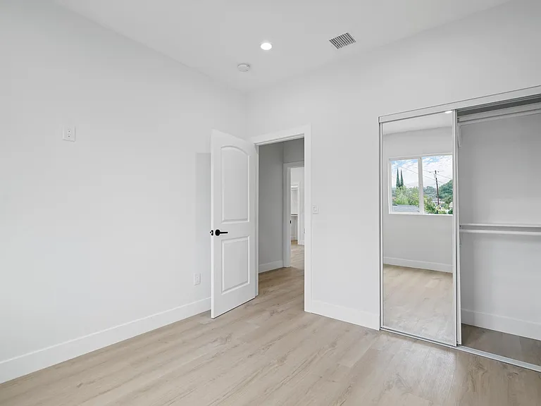 10900 Baird Ave — Photo 20