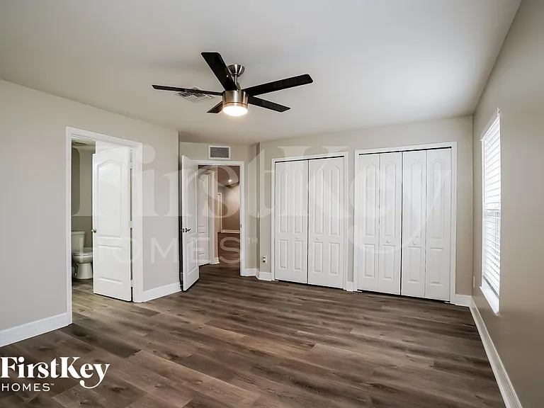 629 NE Juanita Ct — Photo 11