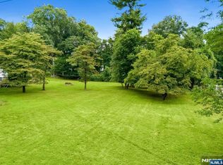 6 Schubert Ln, Paramus, NJ 07652