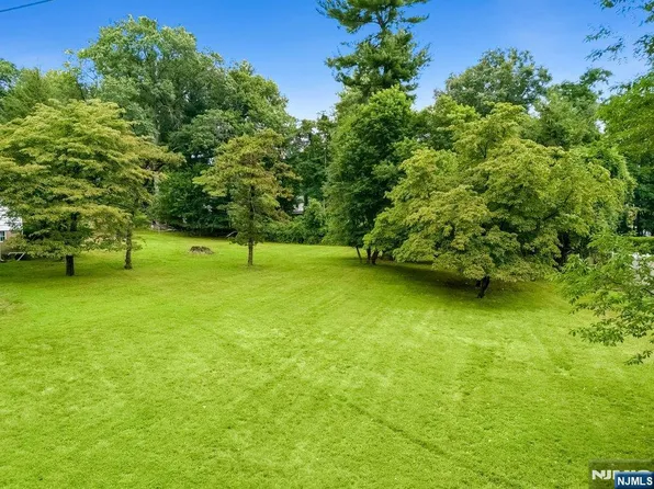 6 Schubert Ln, Paramus, NJ 07652