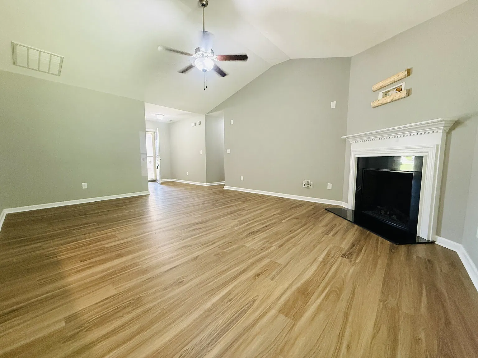 4 bed, 2.0 bath, 1821 sqft, $1,900 — Photo 4