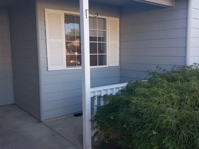 320 NW Country Ct — Photo 2