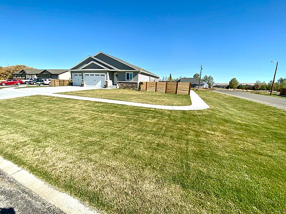 3rd image of 1554 N Richland Cir