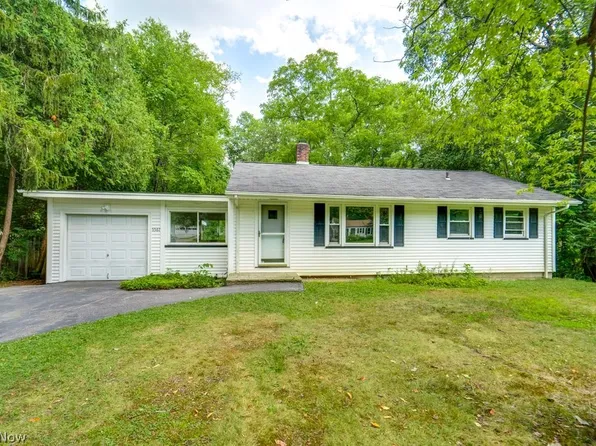 5567 Valley Ln, Solon, OH 44139