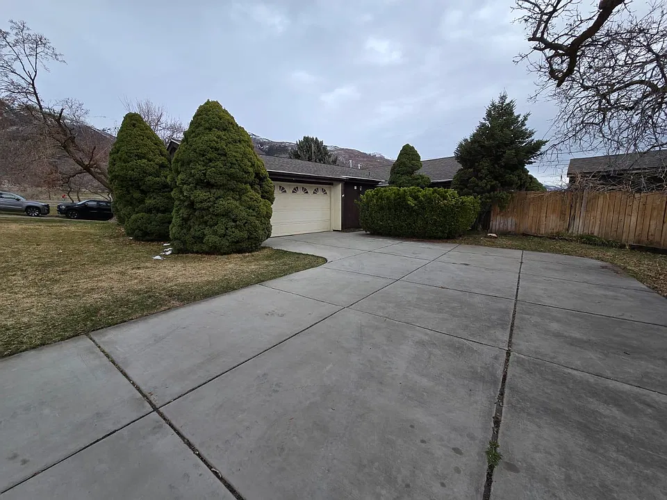 1072 E Bedford Dr
