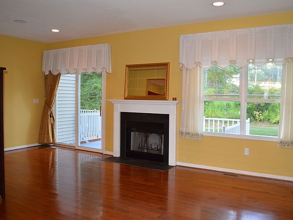 5th image of 359 Summerhill Dr