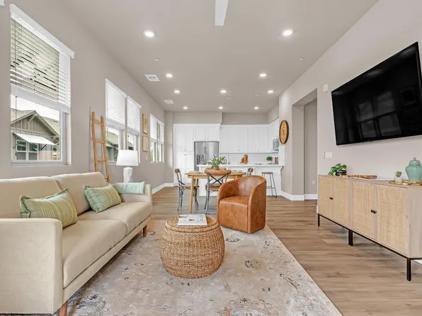 1661 Spring St #432, Davis, CA 95616