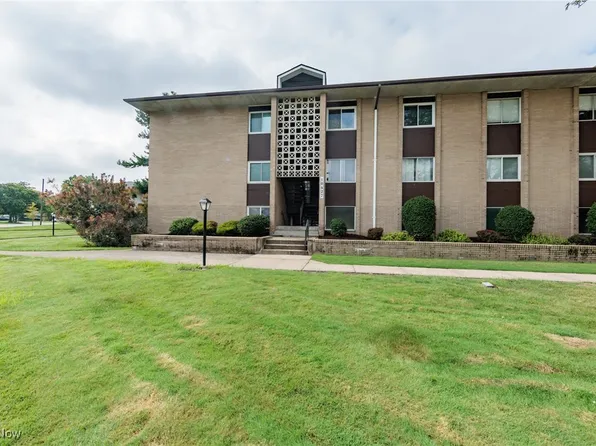 10427 N Church Dr APT 123, Parma Heights, OH 44130