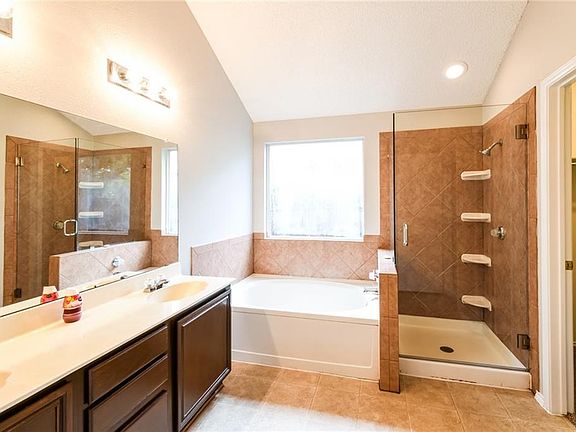 4th image of 1106 Orangewood Ln
