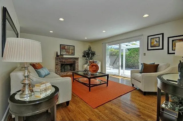 3 bed, 1251 sqft, $4,200 — Photo 1