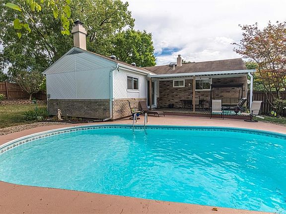 4th image of 5515 Woodbine Ave