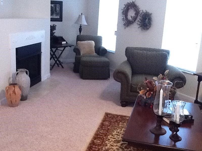 Living room w/fireplace