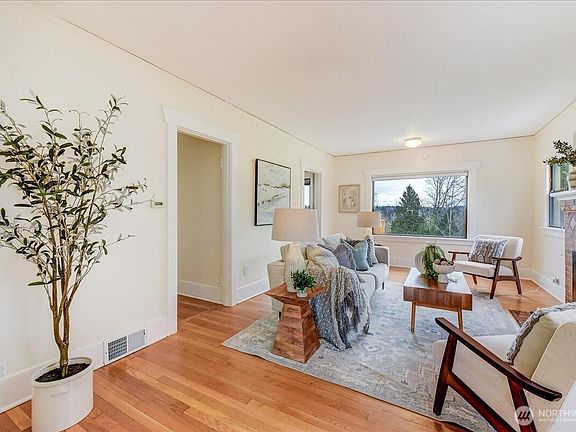 5th image of 3224 25th Avenue S