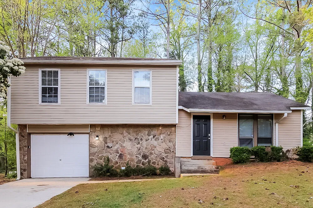 3 bed, 2.0 bath, 1392 sqft, $1,720 — Photo 1