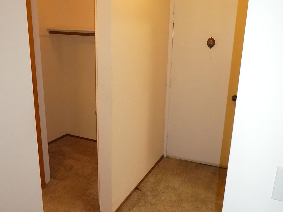 Main entrance / Walk-In closet.