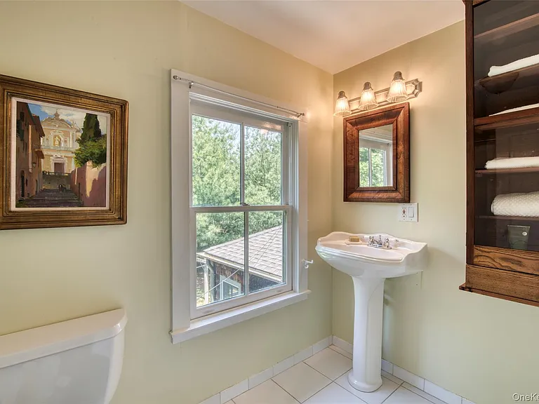 733 Herricks Ln — Photo 15