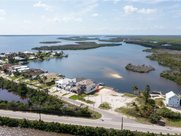 12050 Shoreview Dr, Matlacha, FL 33993