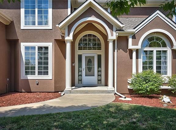 3rd image of 1401 NE Tara Ct