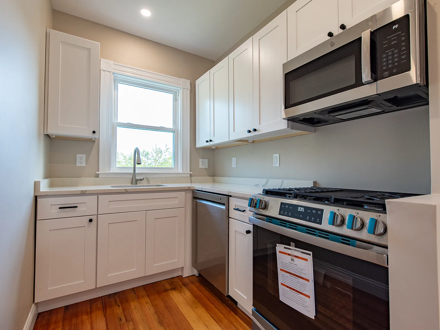 3 bed, 1100 sqft, $2,400 — Photo 3