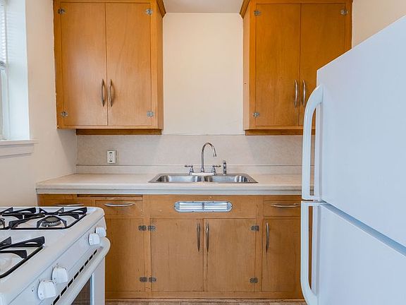 5th image of 499 Snelling Ave S #402