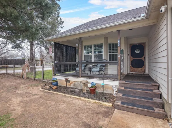 203 S Mount St, Chico, TX 76431