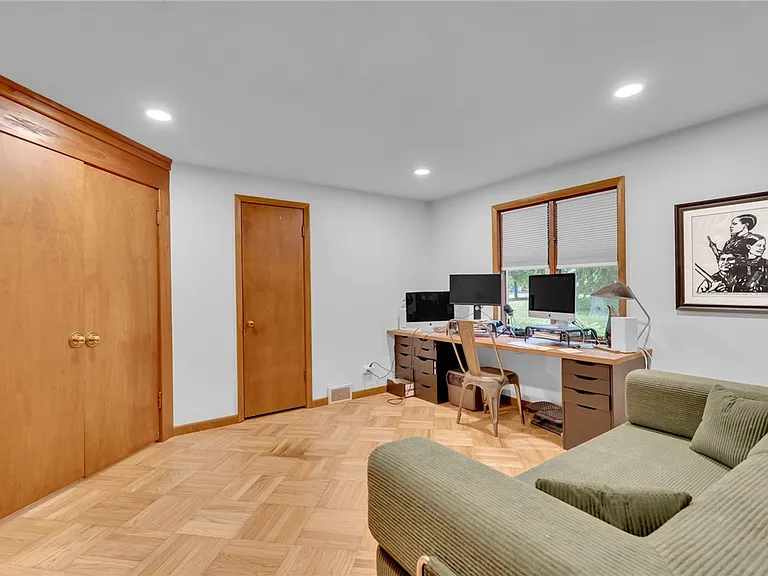 114 Burbank Dr — Photo 28